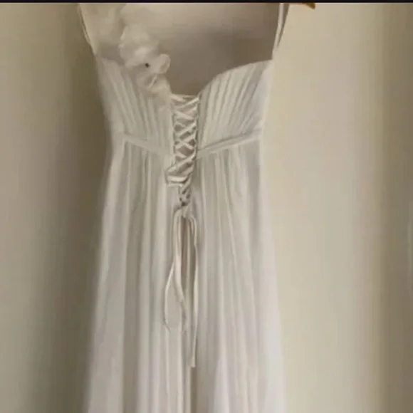 Elegant White One-Shoulder Gown - Picture 5 of 8